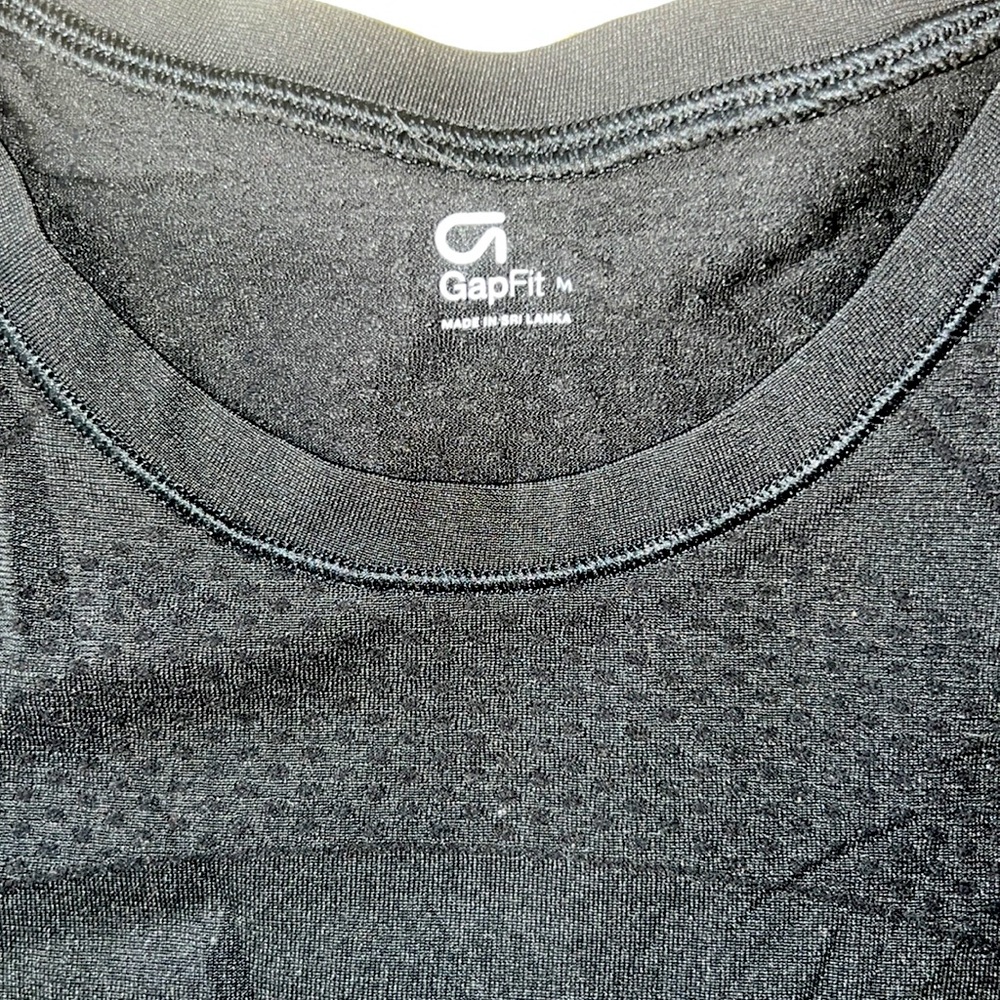 GAPFIT WOMENS ATHLETIC VENTED STRETCH SHIRT | BLACK | MEDIUM - Picture 3 of 3